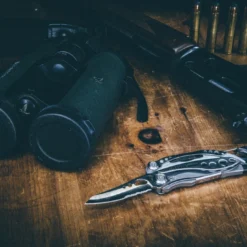 Leatherman "Skeletool" 14 Leatherman "Skeletool" -Camping-Ausrüstung Verkaufsgeschäft Skeletool20 20Lifestyle20 20Outdoor20 20Hunting20 20Skeletool20with20gun20open20blade