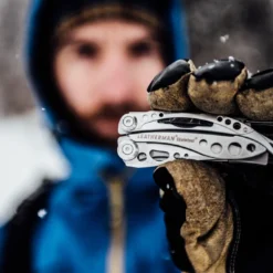 Leatherman "Skeletool" 11 Leatherman "Skeletool" -Camping-Ausrüstung Verkaufsgeschäft Skeletool20 20Lifestyle20 20Outdoor20 20Tool20in20hand20in20snow